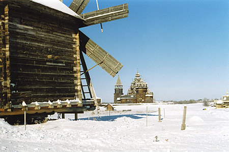 Деревянная мельница и Кижский погост